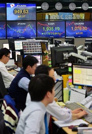 ▲4일원달러환율은3.9원오른1076.5원으로상승마감하였으며,원엔환율은940원대를기록했다.한국은행은마감시간기준으로원/100엔환율이940원대를기록한건지난2008년8월14일(949.76원)이마지막이라고밝혔다.사진=뉴시스