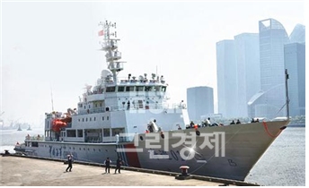 ▲중국최대의해양순시선인‘하이쉰-01’호.1만톤급순시선은이함정의두배크기다.