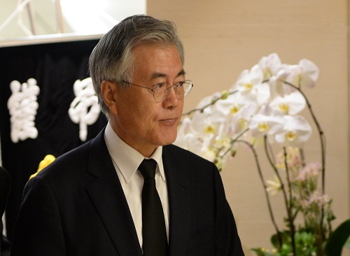 ▲문재인새정치민주연합의원이11일오후서울세브란스병원장례식장의고(故)이동찬코오롱그룹명예회장빈소로가고있다./사진=뉴시스