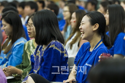 ▲진정한유머는고통스러운내용을바탕에깔고있으며,그고통스러운감정은자신으로부터비롯되어야한다.