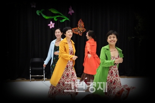 ▲장은정,최지연,김혜숙,강애심공동안무의『당신은지금바비레따에살고있군요』