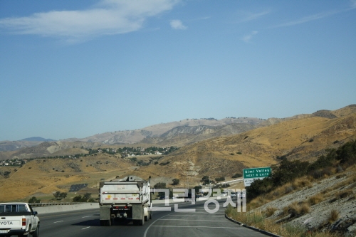 ▲미국의하이웨이에는중앙분리대없이여유공간이있어서졸음운전을하게되면바퀴소리에서큰소리가나고양차선사이에넓은공간이있어큰사고가일어나지않는다.