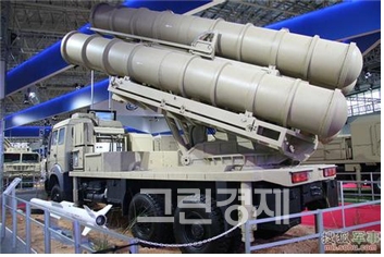 ▲‘주하이에어쇼’전시장에최초로공개된‘톈룽-50’방공시스템.왼쪽하단의흰색미사일이‘톈룽-50’미사일이다.