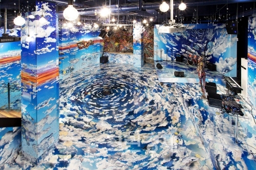 ▲장승효,TwoHeaven-CollagePlusinCheongDam,installationview.2012