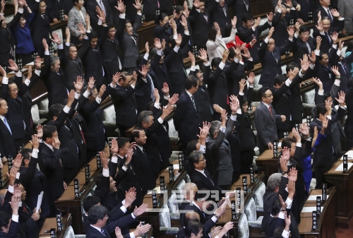 ▲일본중의원국회의원들이지난21일도쿄에있는의사당에서해산된뒤만세삼창을하고있다.이에따라일본총선은오는14일치러진다./사진=뉴시스