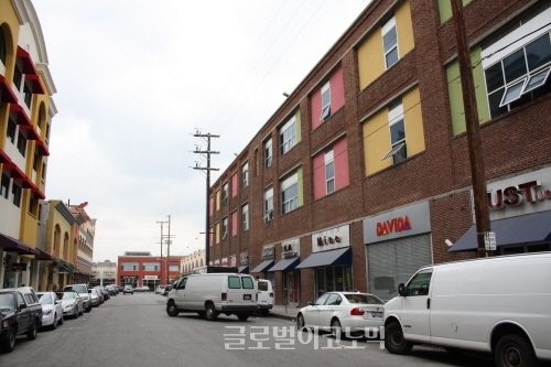 ▲수많은한국계미국인들이미국을위해서일하고있다.그러나한국인들은유대인이나화교들처럼뭉치지않고서로믿지않는것같아안타까웠다.