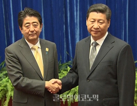 아베일본총리(왼쪽)와시진핑중국국가주석이악수를나누고있다.