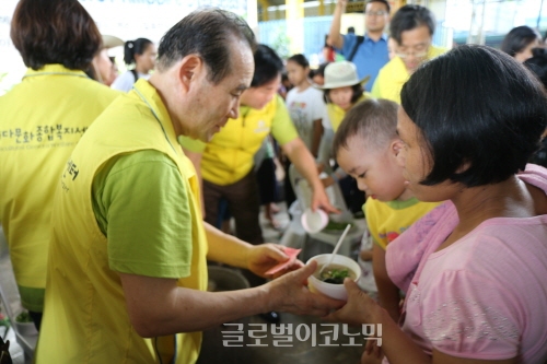 ▲낯선타국에서의봉사활동에서예상되는불안,슬픔,부정적인사건들을예상하는능력이성공적임무완수와상관이있는것으로나타났다.사진은참사랑평화봉사단이필리핀에서자원봉사활동을하는모습.