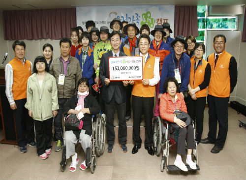 ▲만선신부전증화우와함께희망나들이를떠나는한화생명직원들/사진=한화생명