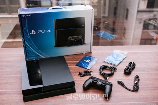 ▲미MS의‘X박스원’과중국에서한판승부를벌이고있는소니의‘PS4’