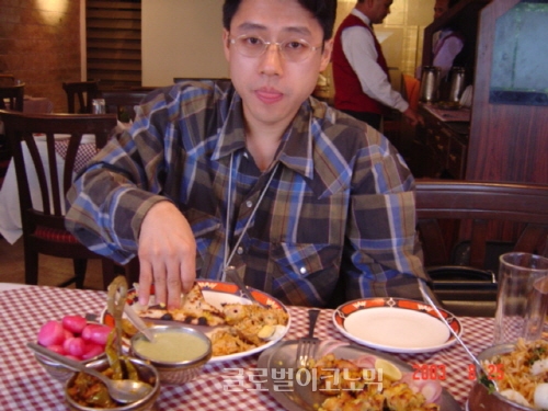 ▲커리등인도음식이국내에도친숙하게많이들어와있지만인도음식은손으로먹을때제맛을느낄수있다.