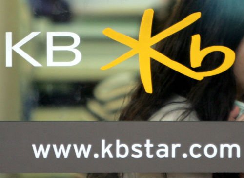 ▲윤종규KB금융회장겸행장은지배구조개선을위한가이드라인을발표했다./사진=뉴시스