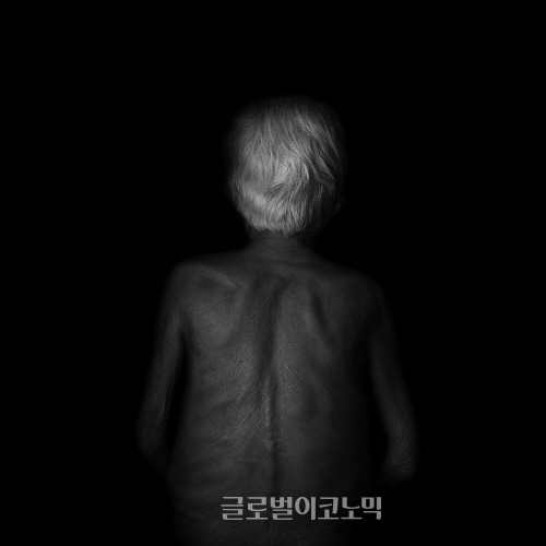 ▲장숙작늙은여자의뒷모습-2-04,100x100cm,2011