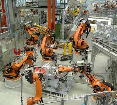 ▲올해중국의로봇생산량이5만대를돌파하면서세계최대시장으로떠오를중국의산업용로봇시장.현재는선진국과함께우리기업진출도활발하다.