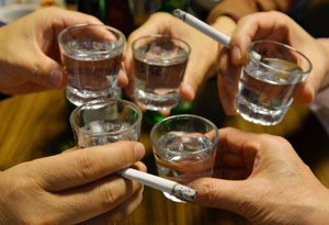 ▲술을마시면서담배를피우면신체조직과세포손상의원인이되는산소결핍현상을초래한다.알코올은담배의각종유해성분흡수를촉진하고,니코틴은위산분비와알코올흡수속도를빠르게한다./사진=글로벌이코노믹DB
