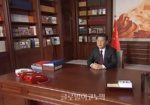 ▲구랍31일시진핑국가주석은집무실에서G2지도자의위상에걸맞게,자신있는모습으로2015년신년사를발표했다.