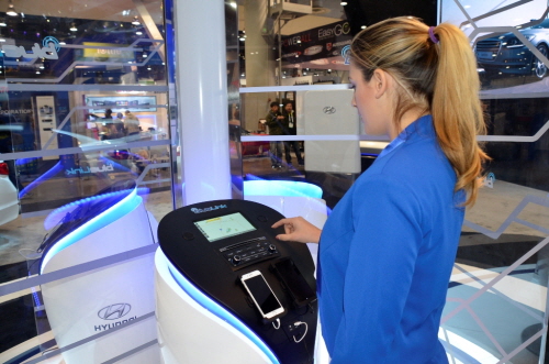 ▲애플사와구글사의스마트폰서비스를연동시킨차세대인포테인먼트시스템을시연하는모습./사진=현대자동차제공