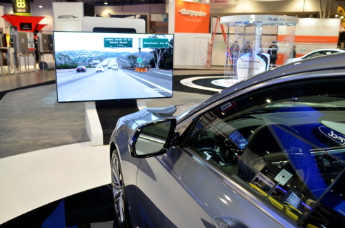 ▲주행시전면윈드실드글라스에주행및안전정보를표시해주는증강현실HUD구현한제네시스쇼카./사진=현대자동차제공