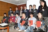 ▲고단샤가주최한중국오리지널만화신인상이11월베이징에서수상되었다.금상은앞줄맨왼쪽의니우나이중씨가받았다.