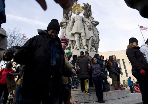 ▲마틴루터킹데이를맞아미국전역에서흑백인종차별을성토하는흑인들의시위와집회가이어지고있다.흑인시위대들이워싱턴의사당앞에서시위하는모습./사진=뉴시스제휴