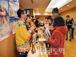 ▲지난17일주베이징일본대사관에서는영화‘천상의바람’상영외에오키나와문화소개활동을진행했다.