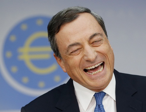 ▲유럽중앙은행(ECB)의양적완화발표이후금융시장의불안을우려한국제투자가들이금융자산대신금에대한투자를일거에늘려금값이치솟고있다.양적완화발표후웃고있는드라기총재./사진=뉴시스제휴