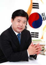 ▲이석형산림조합중앙회회장▲김부겸전의원▲정운천전농림수산부장관▲고태형강남대교수▲성악가우주호▲가수강민▲서예가송전이흥남▲이기영호서대교수▲임해숙뜨다대표▲최정명세기청심원원장