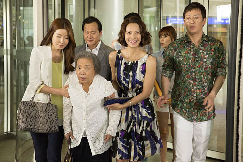 ▲헬머니(김수미)를부축해오디션장을들어가는가족./사진=영화'헬머니'스틸컷