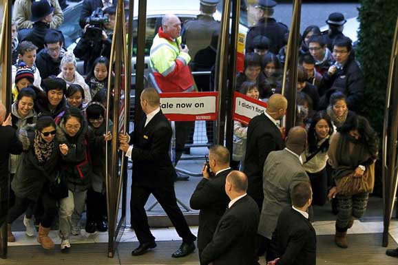 요우커들이 유럽 명품 전문 매장에서 줄을 서서 기다리다가 문이 열리자마자 앞다투어 입장하고 있다.