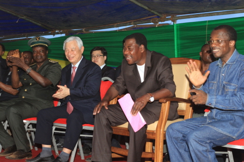 베냉 산업, 교육, 레저 복합단지 기공식에서 야이보니 대통령(오른쪽에서 두번째), 박옥수 IYF고문(오른쪽에서 세번째)이 행사를 지켜보고 환하게 웃고 있다.