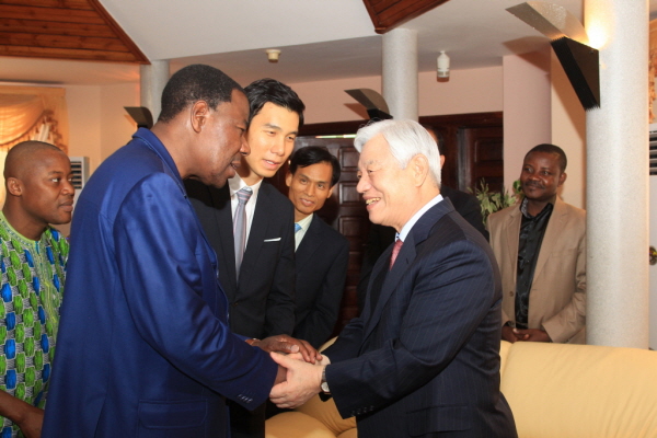 토마스 야이보니 베냉 대통령(왼쪽)이 베냉을 방문한 IYF 박옥수 고문(오른쪽)을 공황에서 직접 영접하고 있다.