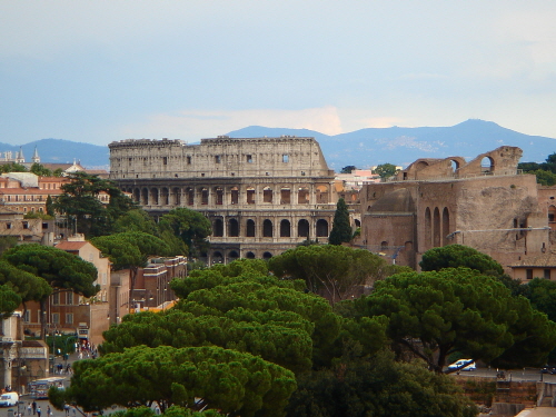 콜로세움은 로마의 상징이며 거대한 원형경기장으로, 당시 로마인들의 생활상을 엿볼 수 있는 대표적인 건축물이다.