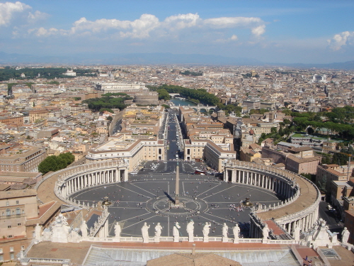 바티칸 베드로 광장에는 로마 교황이 집전하는 미사가 열리기라도 하는 날에는 전 세계의 가톨릭 신자들이 모여든다.