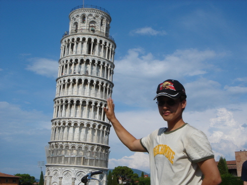 피사 대 성당에서 오른쪽으로 이동하면 만날 수 있는 피사의 사탑. 흰 대리석으로 된 둥근 원통형을 갖추고 있으며, 높이는 8층 58.36m이고 무게는 1만4453t이다. 현재 기울기의 각도는 중심축으로부터 약 5.5˚이다.