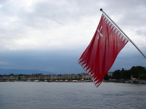 파랗다 못해 파스텔 녹색을 띤 스위스 레만 호수.