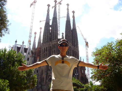 바르셀로나의 명물 라 사그라다 파밀리아 앞에 선 필자