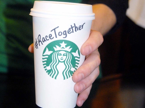 스타벅스가 인종차별 철폐 캠페인의 일환으로 매장내에서 컵에 'Race Together'라는 문구를 적어 고객들에게 전달했으나 온라인상 반대여론에 부딪혀 매장 내에서는 중단하기로 했다.