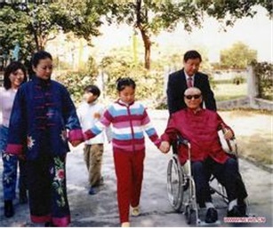 2000년 광동성 선전(深?)영빈관에서 요양 중이었던 시중쉰과 시진핑 당시 푸젠성 당부서기 가족(가운데가 시밍저) 사진이다.
