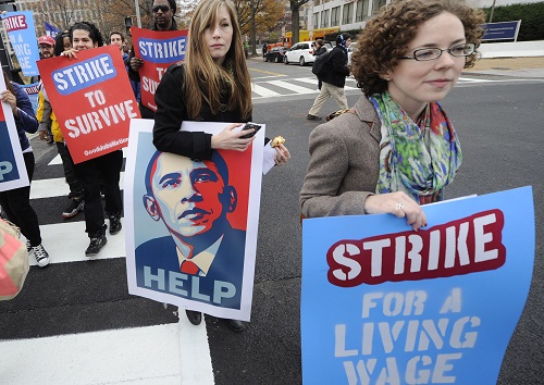 임금인상을 내걸고 거리로 뚸쳐나온 미국 근로자들 시위 모습.