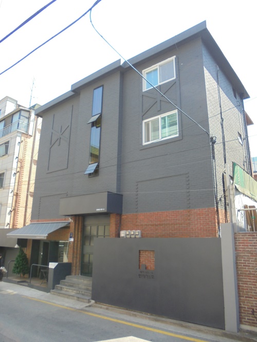 (리모델링 후) 버스커버스커 리드보컬 '장범준'씨의 대치동 건물/사진=원빌딩 제공