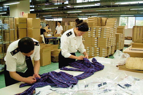 광둥성 품질검사검역총국 직원들이 수입 의류 품질을 조사하고 있다.