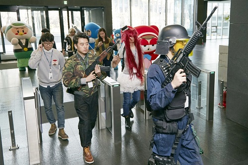 넥슨이 만든 게임속 캐릭터들이 출근길에 회사 보안게이트를 통과하는 모습