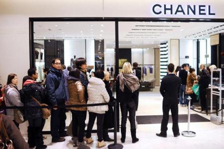 최근 샤넬이 가격을 인하하자 베이징·상하이 등지에서는 고객들이 샤넬제품을 구입하기 위해 길게 줄을 서서 기다리고 있다.
