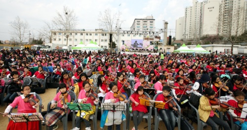 매년 '금천 하모니 벚꽃축제'에서는 구민들이 참여하는 대규모 오케스트라 공연이 펼쳐진다. 사진은 2013년 구민 오케스트라가 공연하는 모습/사진= 뉴시스