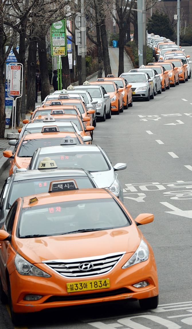 전국 택시 통합콜 서비스는 지역별로 분산되어 있는 택시의 위치와 승차 정보 등을 통합·연계하여 고객의 위치를 중심으로 가장 가까운 곳에 있는 택시를 호출해 준다. 택시들이 고객을 기다리며 줄지어 서 있다.