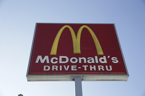 정크푸드와의 전쟁을 진행 중인 맥도날드가 개당 5달러 짜리 프리미엄 햄버거를 새로 출시한다. 어떤 제품일까? 사진은 미국 거리의 맥도날드 입간판. 