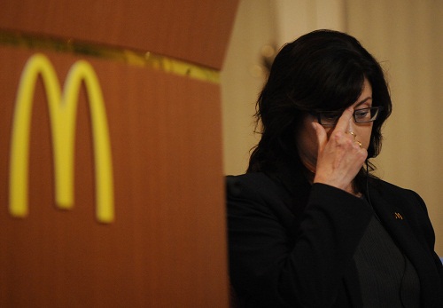 맥도날드의 사과. 일본 맥도날드 햄버거에서 이물질이 발견되어 큰 소동을 빚었다. 일본 맥도날드 임원이 사과 기자회견을 하는 모습.