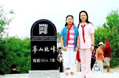 펑리위안(彭麗媛) 여사가 딸 시밍저와 함께 찍은 사진. 둥근 얼굴과 가늘고 긴 눈이 시진핑 주석과 '붕어빵'처럼 닮았다고 한다.