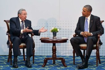 버락 오바마 미국 대통령(오른쪽)과 라울 카스트로 쿠바 국가평의회 의장은 파나마 수도 파나마시티에서 역사적인 첫 정식 회동을 했고, 화기애애한 분위기 속에서 격의없는 이야기를 나눈 것으로 알려졌다.