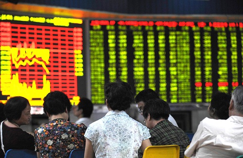 중국 상하이 증권거래소가 기업공개(IPO)에서 세계 1위로 올라섰다. 상하이 증시의 객장 모습. 